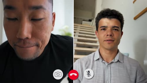 Discutez en ligne entre amis dans un espace de travail lumineux