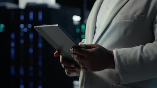 IT-Experte im Server Hub stellt sicher, dass Daten vor Bedrohungen geschützt bleiben