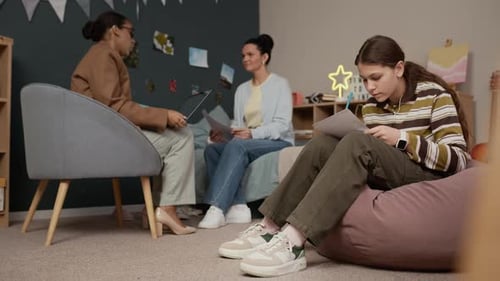 Une adolescente fait un test pendant que sa mère communique avec son tuteur
