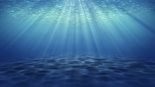 Wunderschöner Unterwasserblick auf das Meer und Wellen mit Sonnenlichtstrahlen, die von oben scheinen.