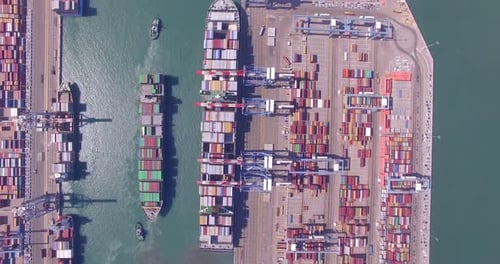 Handelshafen mit Containerschiffen beim Be- und Entladen