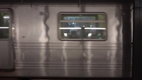 Ankunft der New Yorker U-Bahn am Bahnhof