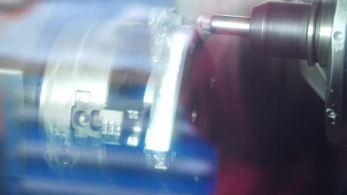 Drehmaschine zum präzisen Schleifen von Werkstücken. Ausrüstung für Drehmaschinen auf Metall