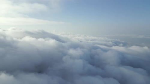 Images filmées par drone des nuages dans le ciel et des antennes
