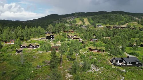 Station de ski Rauland à Holtardalen, Vestfold du Telemark, Norvège - Vue aérienne de 4k encerclant