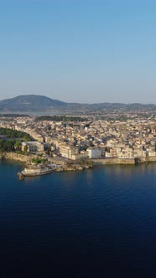 Drone panoramique vertical de la vieille ville de Corfou au lever du soleil