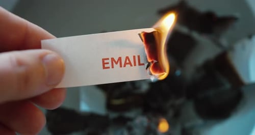 Papier « Emails » en feu — Concept de surcharge numérique
