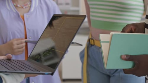 Estudantes universitários se comunicando na aula de programação