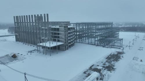 El edificio revela complejas vigas de hormigón entrelazadas