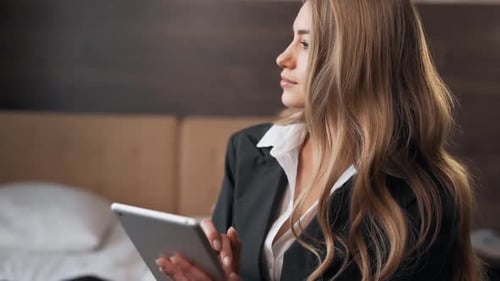 Porträt einer schönen jungen Frau mit einem lächelnden Tablet