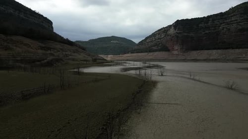 Digue des marais de Sau en Catalogne, Espagne Sécheresse intense en 2024, pire sécheresse de l'histoire de la Catalogne