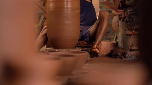 Le processus de formation ou de fabrication de poteries à partir d'argile sous forme de pots de fleurs, de cruches, de tirelires,
