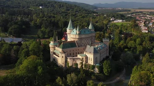 Вращающийся дрон, снятый Замком духов или Бойницким замком в Словакии