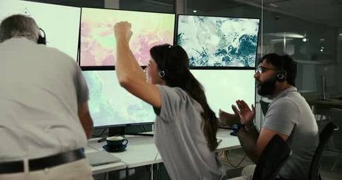 Éxito, lanzamiento y control de la misión con personas y pantalla de ordenador para la exploración espacial