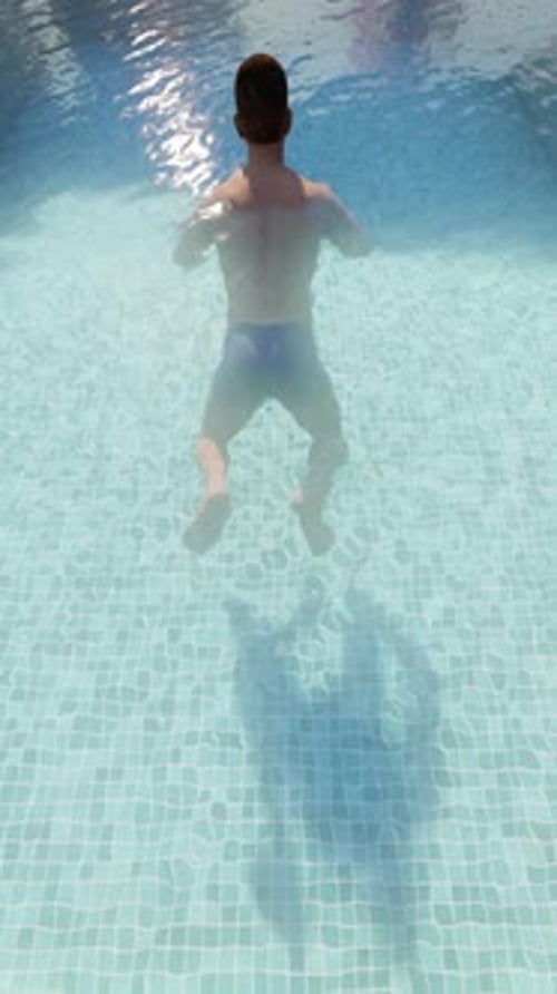 Vertikale Animation von schwimmenden Menschen auf Pool 1