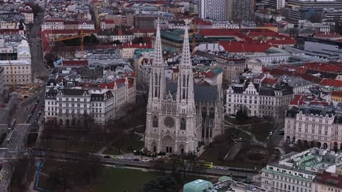 Images aériennes de la belle église néogothique à deux tours Votivkirche et des bâtiments environnants