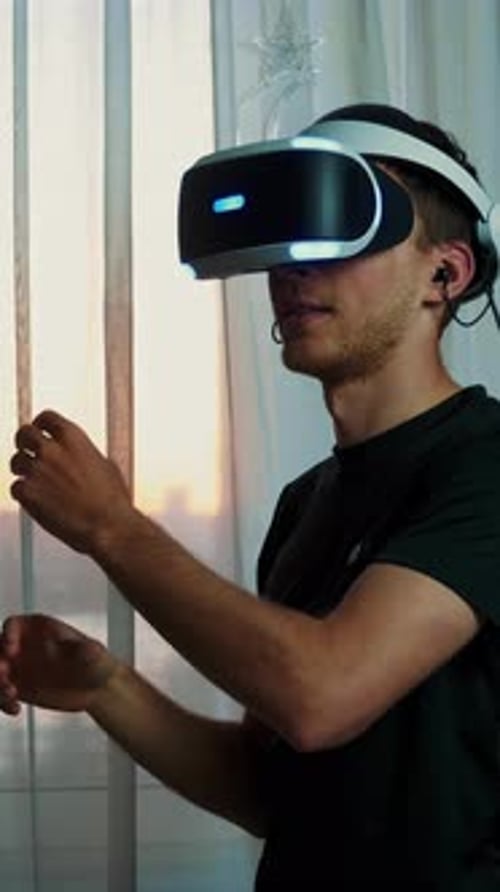 Mann mit Virtual-Reality-Headset, spielt Videospiele. Vertikales Video