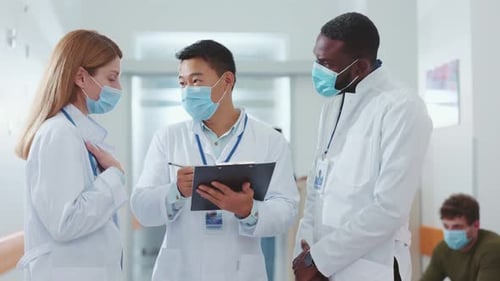 Un grupo de profesionales médicos que colaboran eficazmente en un entorno hospitalario