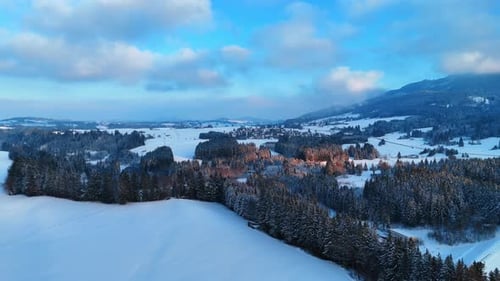Wunderschöne Winterlandschaft aus Drohnenaufnahmen. Flug über die verschneiten Wiesen