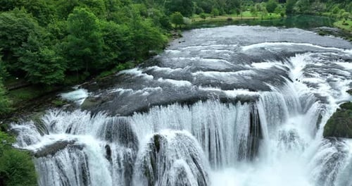 Luftaufnahme von Wild River mit riesigem Wasserfall