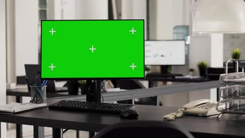 Schreibtisch mit Computer zeigt Greenscreen