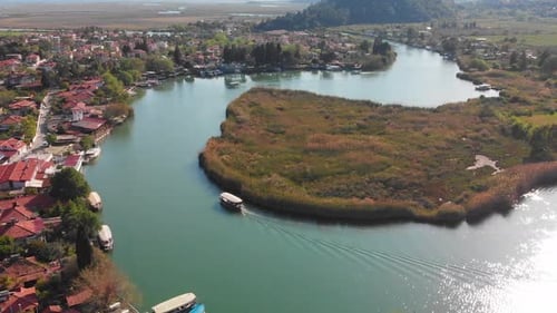 Drone aérien survole la ville fluviale de Dalyan en été