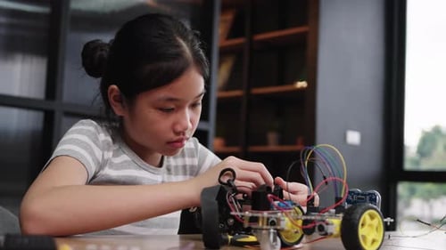 Teen Girl Builds Robotic Car at Home