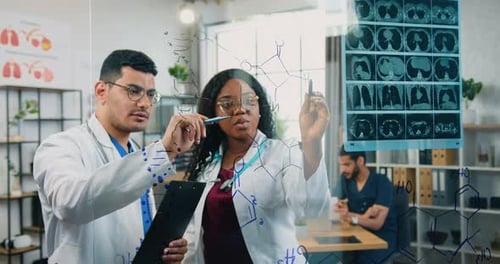 Chimistes et scientifiques médicaux, hommes et femmes, qui travaillent avec des formules structurales dessinées sur ce sanglier
