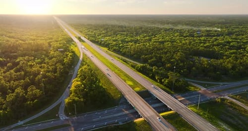 Sunrise Over el sistema de autopistas de varios carriles en Florida con automóviles y camiones que se mueven rápidamente por la I-75