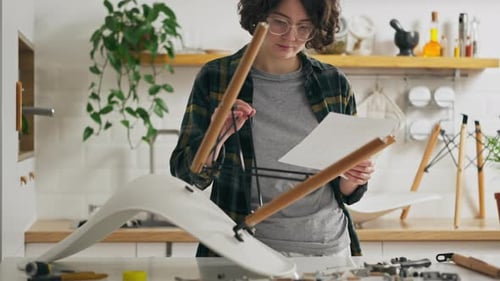 Assembly, jeune mère étudiant indépendamment les instructions pour l'assemblage de meubles et de chaises