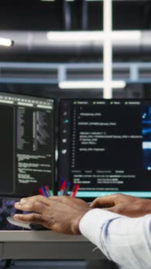 Informatiker im vertikalen Videorechenzentrum am Schreibtisch mit KI-Deep-Learning-Algorithmen