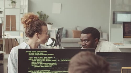 Especialistas em TI programam codificação em computadores no escritório