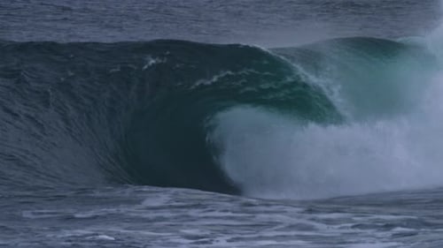 Atlantic Wave rola e bate em um barril liso em dia de tempestade