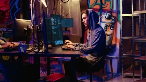 Portrait d'un hacker au sous-sol