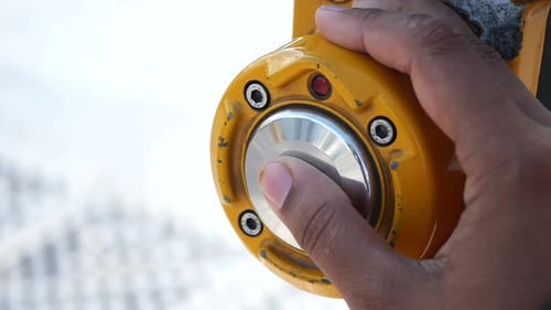 Gros plan du bouton de signalisation du croisement