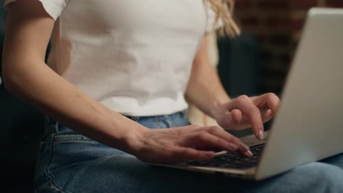 Unerkennbare Frau Geschäftsfrau, die online arbeitet, Laptop, Remote-Job, freiberufliche Geschäftsfrau, weiblich