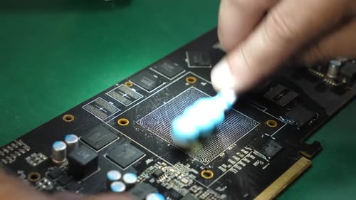 1. Reinigen der Kontaktgruppe für den GPU-Chip. Wartung und Reparatur von Computergeräten.