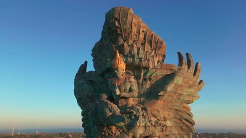 Superbe coucher de soleil sur le parc culturel Garuda Wisnu Kencana GWK dans le sud de Kuta Bali en Indonésie