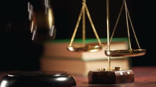 Um juiz está batendo um martelo em um tribunal perto da balança da justiça e do advogado jurídico