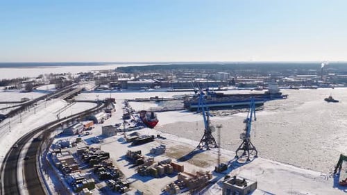 Winterhafen der Rigaer Werft mit blauen Portalkränen