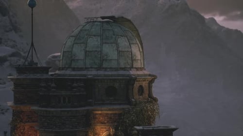 Cúpula sobre una estructura antigua en un paisaje montañoso cubierto de nieve