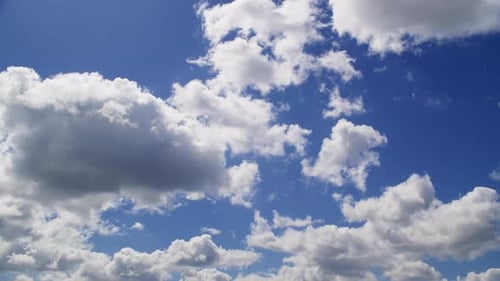 Blauer Himmel mit weißen, flauschigen Wolken an einem sonnigen Tag im Zeitraffer
