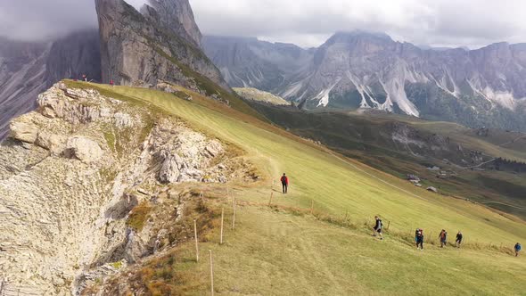 Vidéo aérienne du mont Seceda dans les Alpes, Dolomites, Italie ...