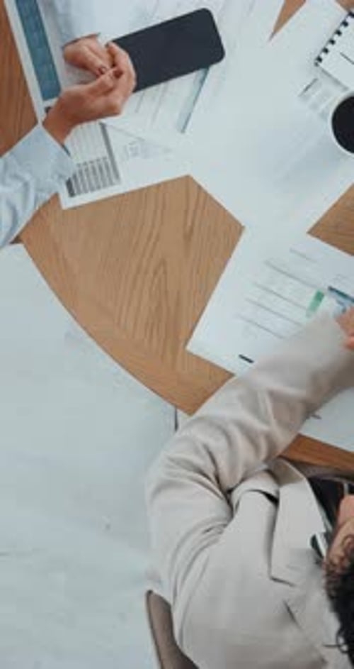 Accord, réunion et poignée de main avec des gens d'affaires pour un accord, une fusion et les formalités administratives pour le projet