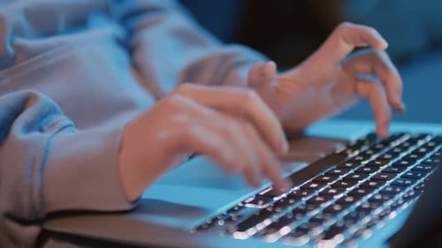Frau mit Laptop auf Knien tippt auf Tastatur