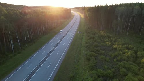Wunderschöne Landstraße in der Morgendämmerung