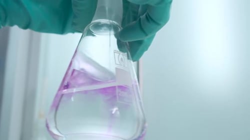 Chemische ExperimenteVerschiedene Glasröhrchen, in denen Lösungen unterschiedlicher Farben interferieren