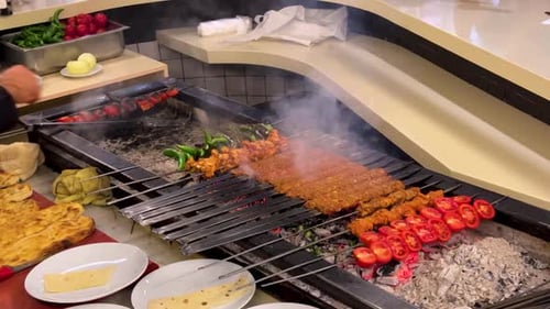 Zubereiten, kochen am Feuer, türkische Küche, Persisches Essen, Barbecue, Kebab, gebratene Tomaten, Rindersteak, Istan