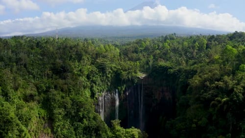 Vue aérienne de la cascade de Grojogan Sewu et de la jungle luxuriante, Indonésie.