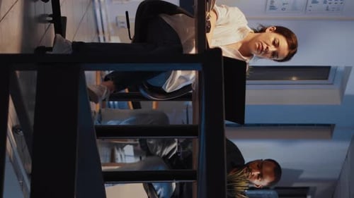 Vertikales Video Diverse Mitarbeiter analysieren Verkaufsdaten auf Dokumenten